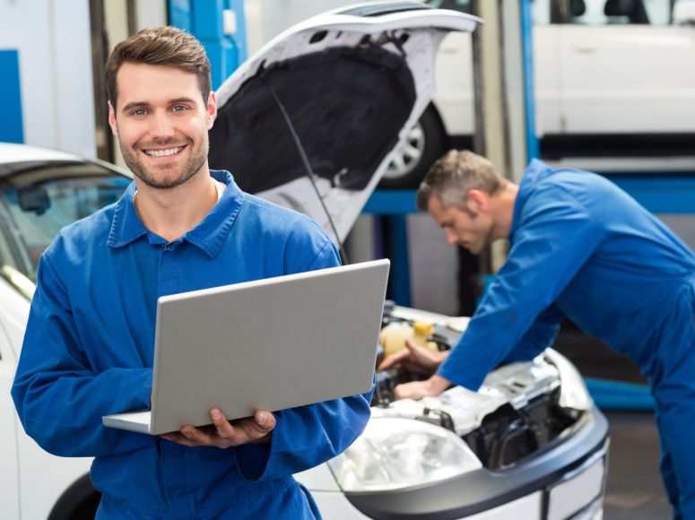 zwei Mechaniker, die die Reparatur und Wartung durchführen bei TOP Markenspezialist Auto Bühne, Spezialist für Volkswagen in Umgebung Solingen, Hochdahl, Vohwinkel, Remscheid, Wuppertal