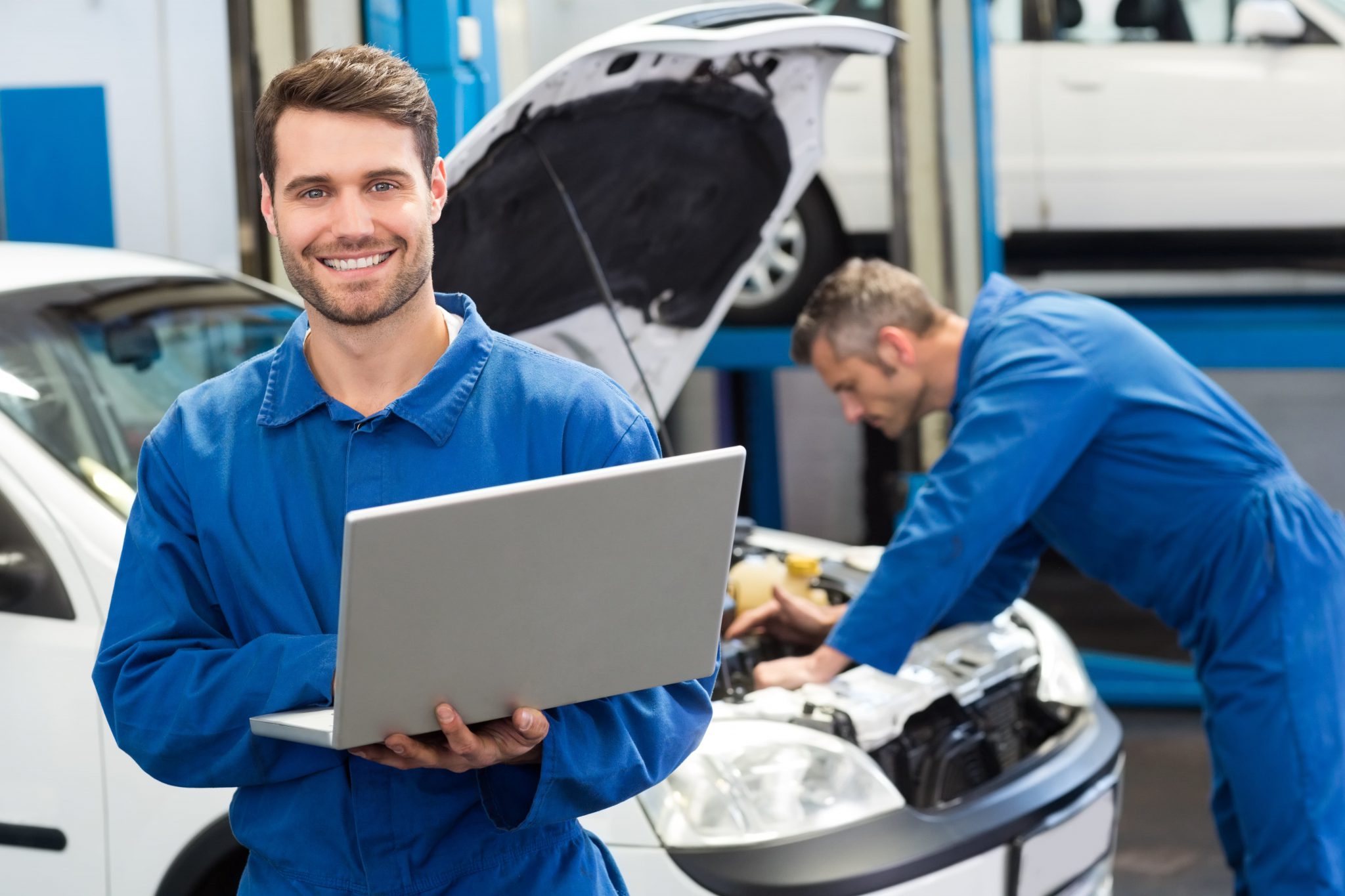 zwei Mechaniker, die die Reparatur und Wartung durchführen bei TOP Markenspezialist [dealer_name], Spezialist für [dealer_brands] in Umgebung [dealer_all_places]