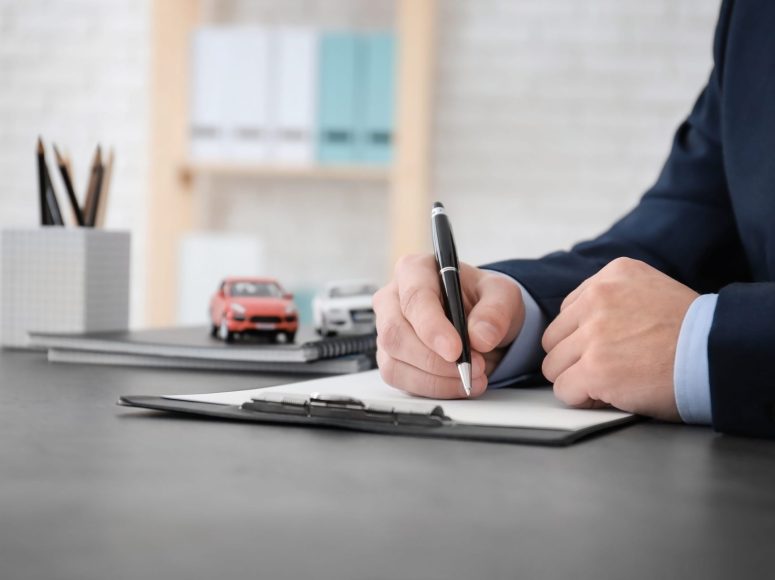 Kunde von Auto Bühne TOP Markenspezialist für Volkswagen unterzeichnet eine Neuwagen-Vollmacht.